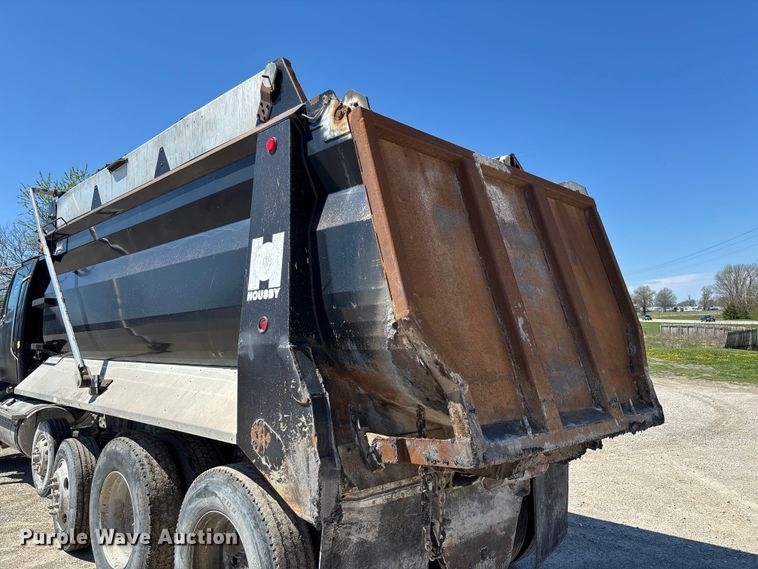 image for item FB3377 2004 Sterling L9500 dump truck