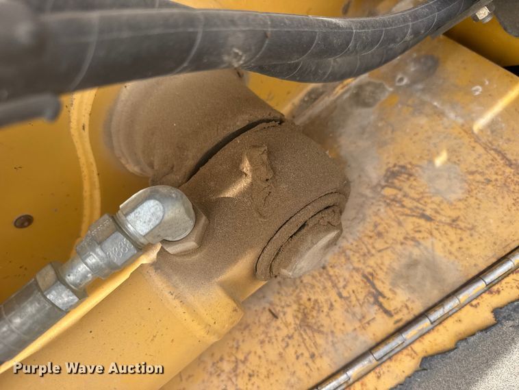 image for item FB7325 2004 John Deere 310SG backhoe