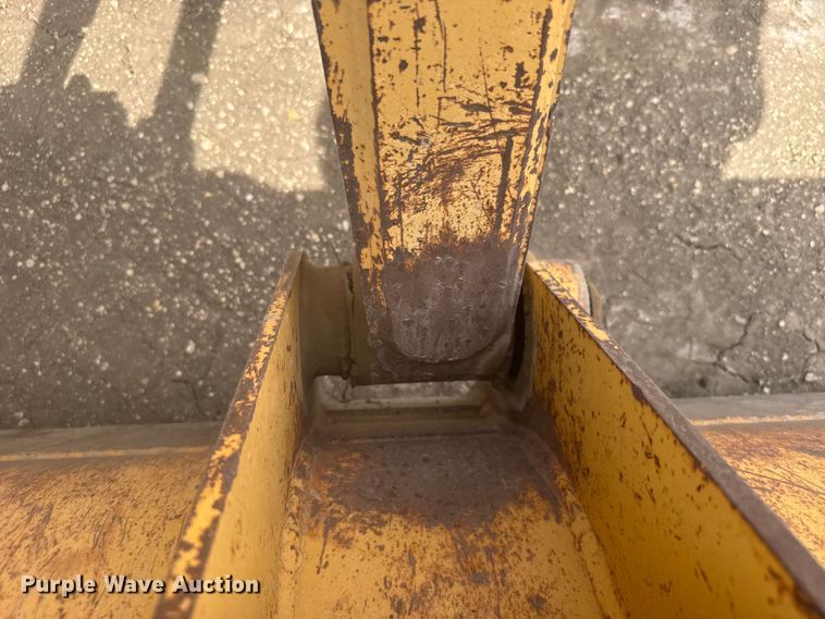 image for item FB7325 2004 John Deere 310SG backhoe