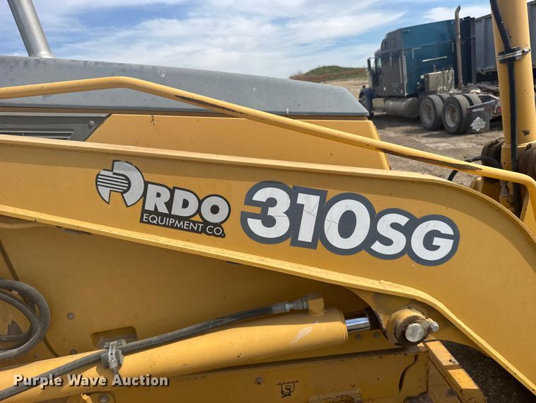 image for item FB7325 2004 John Deere 310SG backhoe