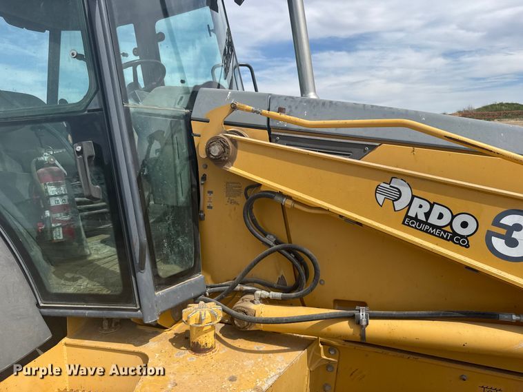image for item FB7325 2004 John Deere 310SG backhoe