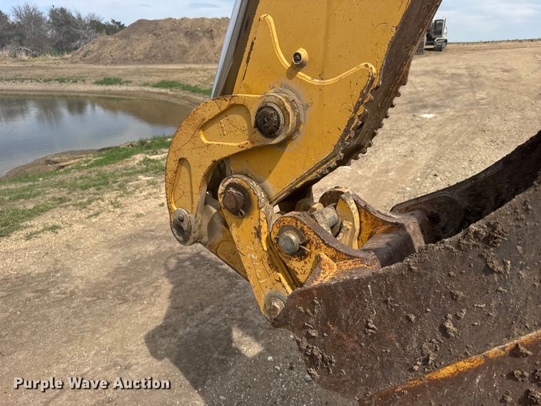 image for item FB7325 2004 John Deere 310SG backhoe