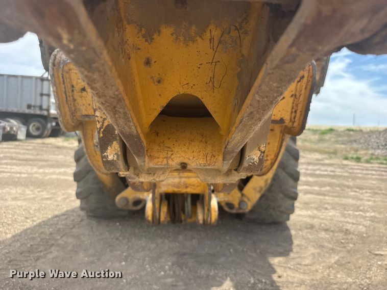 image for item FB7325 2004 John Deere 310SG backhoe