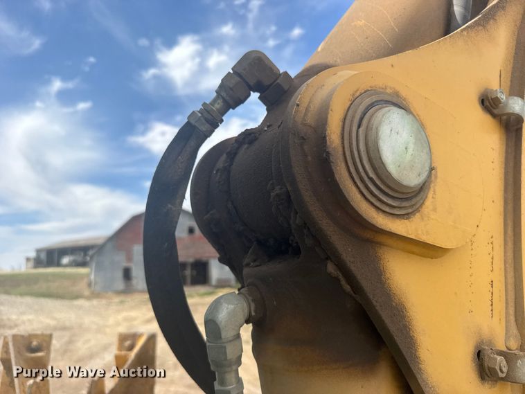 image for item FB7325 2004 John Deere 310SG backhoe