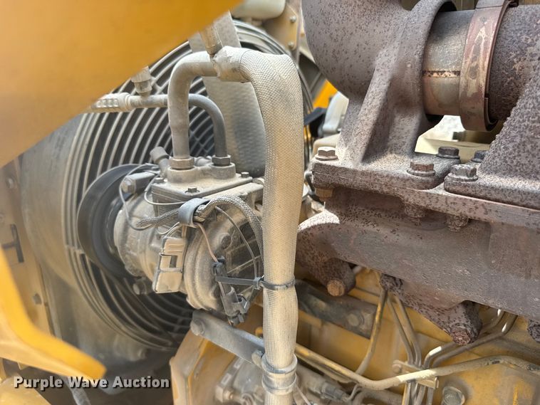 image for item FB7325 2004 John Deere 310SG backhoe