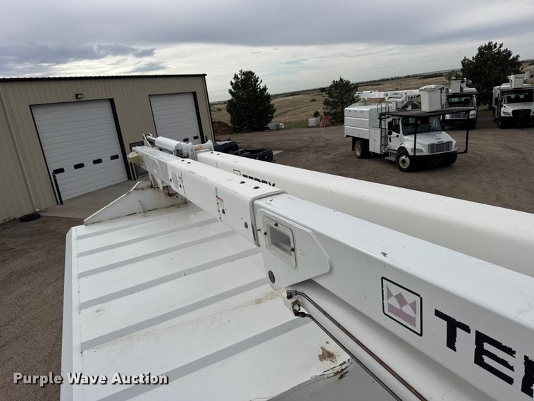 image for item FB7366 2009 International 4300 forestry bucket truck