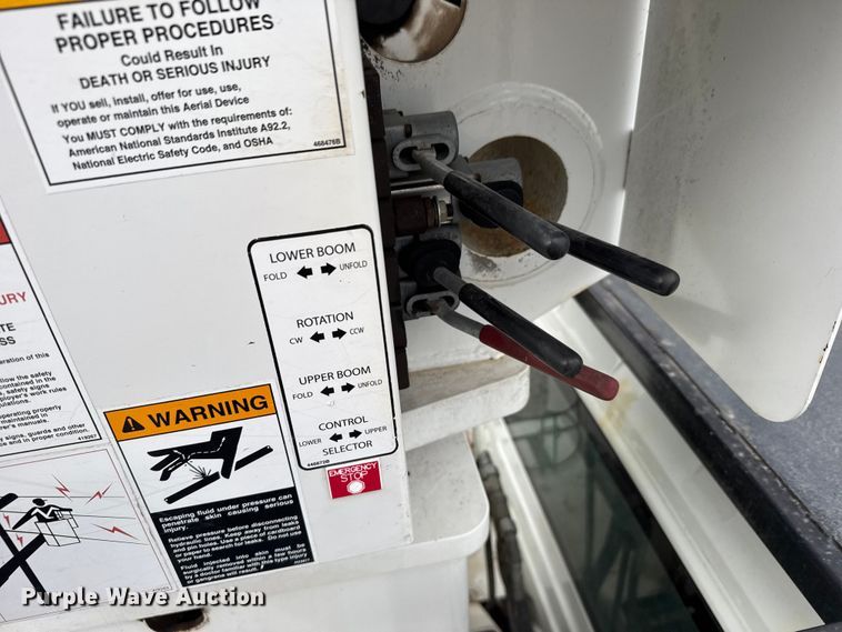 image for item FB7366 2009 International 4300 forestry bucket truck