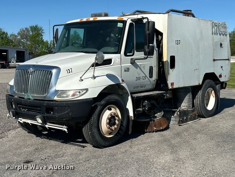 image for item FC2518 2005 International 4200 street sweeper truck