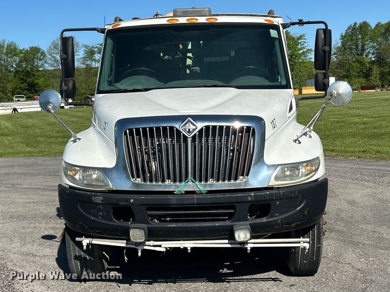 image for item FC2518 2005 International 4200 street sweeper truck