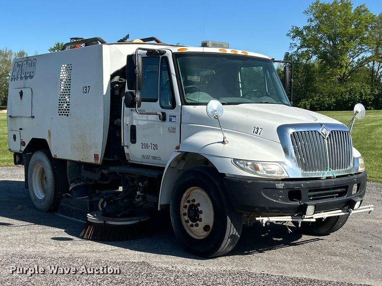 image for item FC2518 2005 International 4200 street sweeper truck