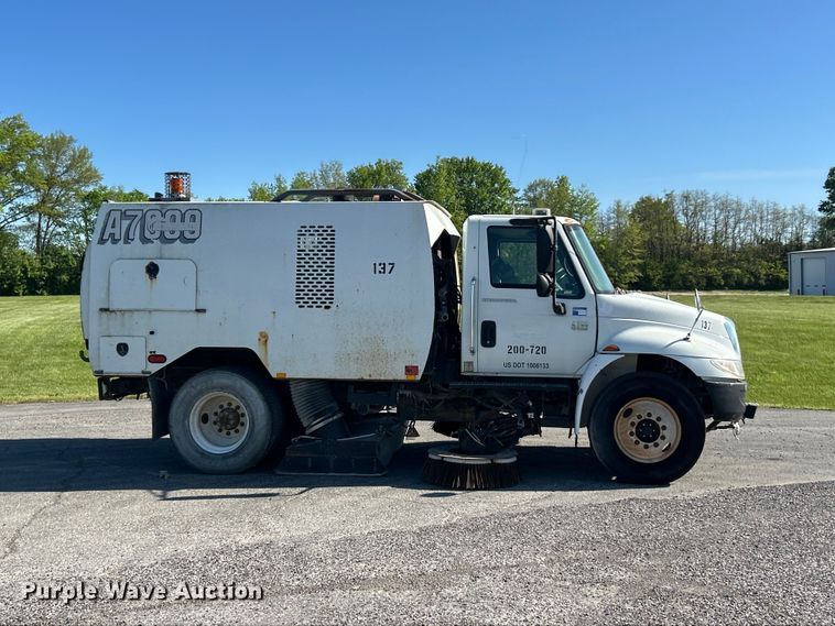 image for item FC2518 2005 International 4200 street sweeper truck