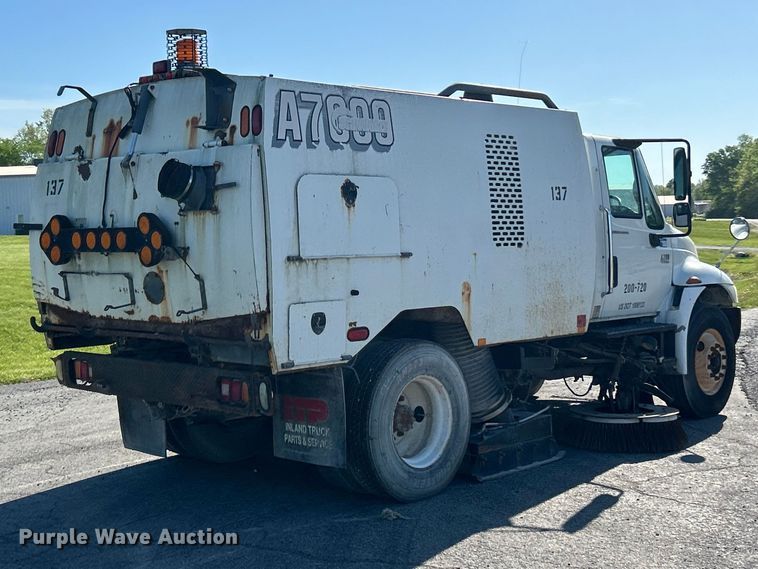 image for item FC2518 2005 International 4200 street sweeper truck