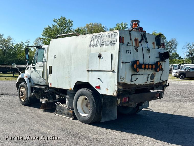 image for item FC2518 2005 International 4200 street sweeper truck