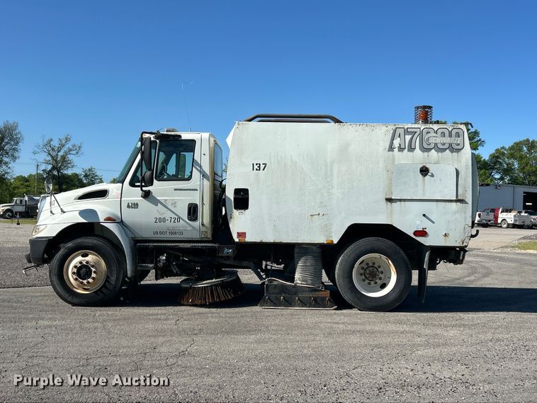 image for item FC2518 2005 International 4200 street sweeper truck