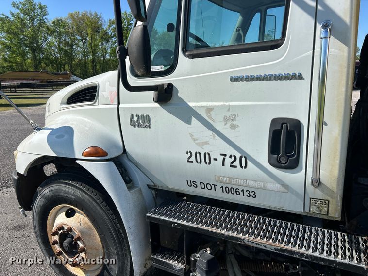 image for item FC2518 2005 International 4200 street sweeper truck