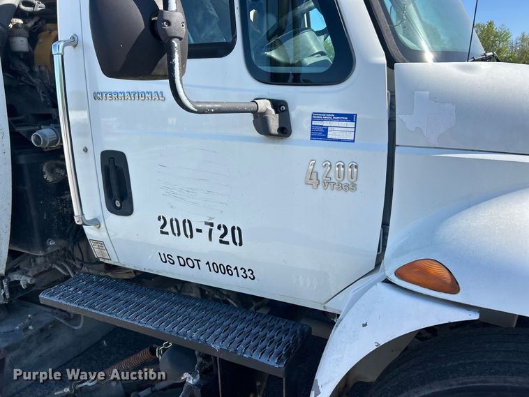 image for item FC2518 2005 International 4200 street sweeper truck