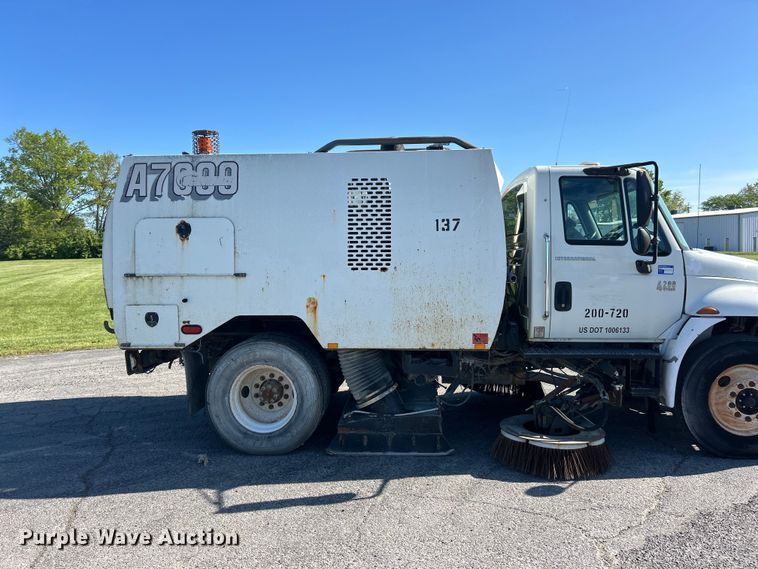 image for item FC2518 2005 International 4200 street sweeper truck