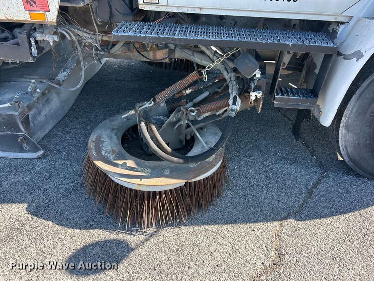 image for item FC2518 2005 International 4200 street sweeper truck