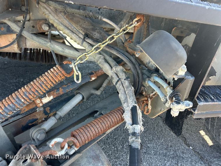 image for item FC2518 2005 International 4200 street sweeper truck
