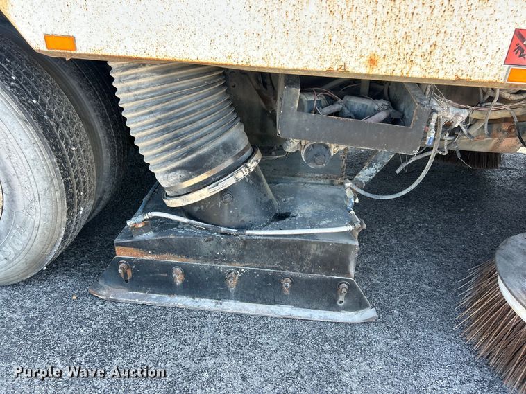 image for item FC2518 2005 International 4200 street sweeper truck