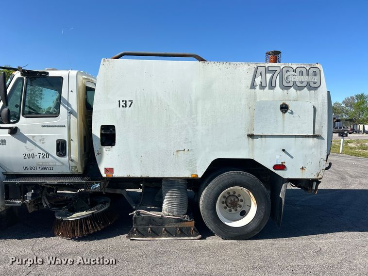 image for item FC2518 2005 International 4200 street sweeper truck