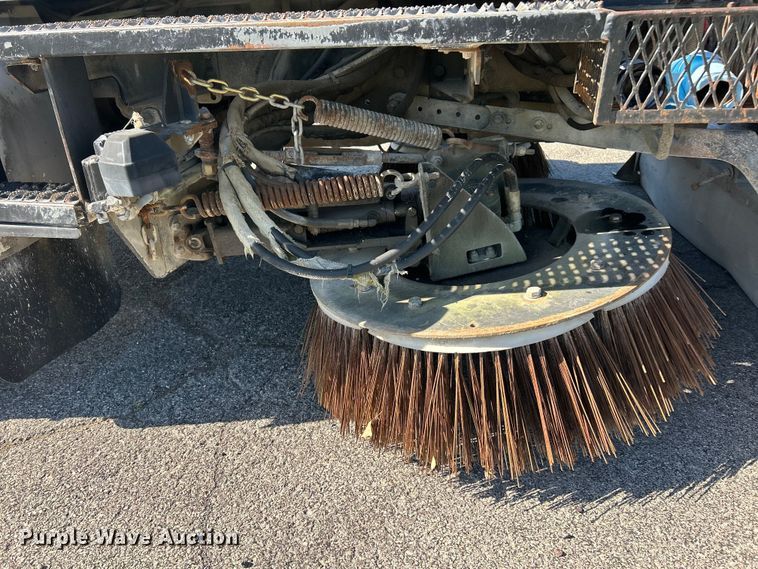 image for item FC2518 2005 International 4200 street sweeper truck