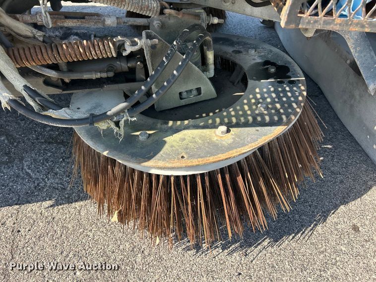 image for item FC2518 2005 International 4200 street sweeper truck