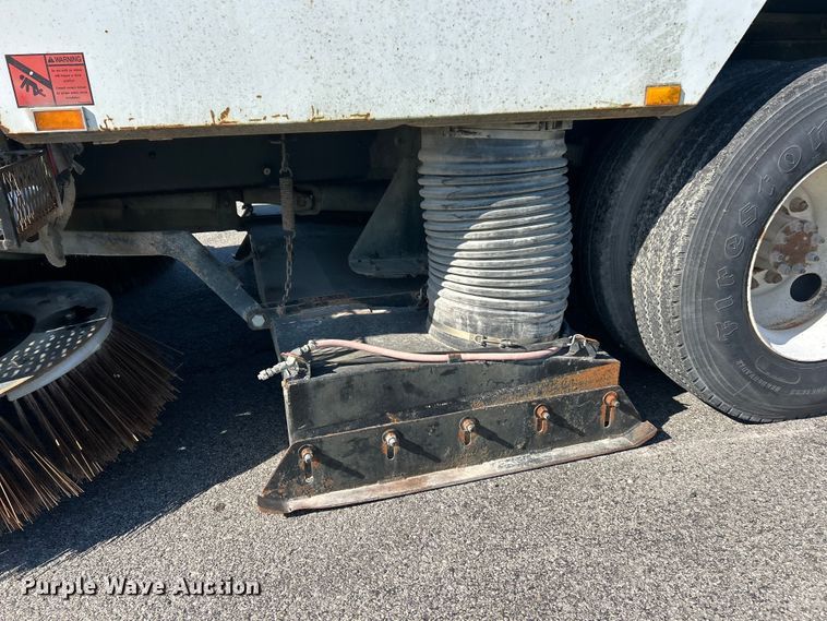 image for item FC2518 2005 International 4200 street sweeper truck