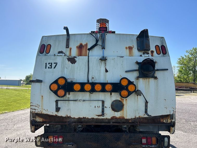 image for item FC2518 2005 International 4200 street sweeper truck