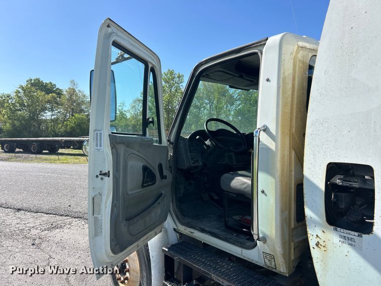 image for item FC2518 2005 International 4200 street sweeper truck