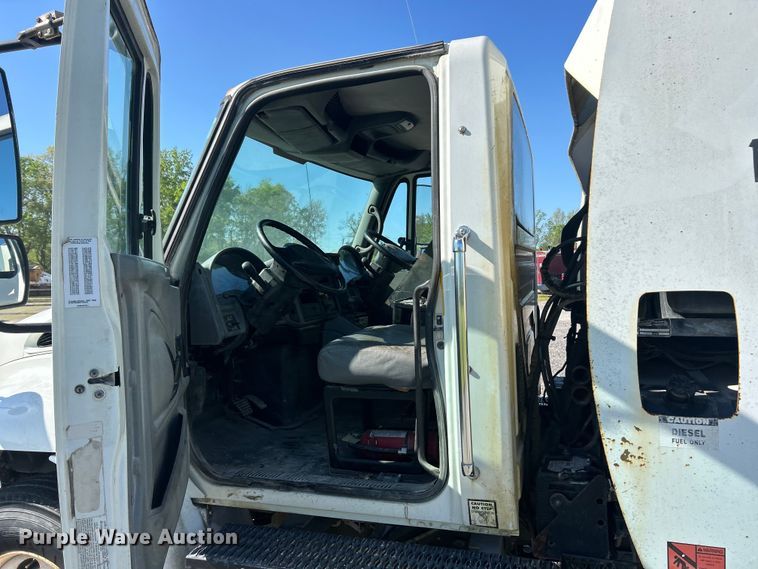 image for item FC2518 2005 International 4200 street sweeper truck