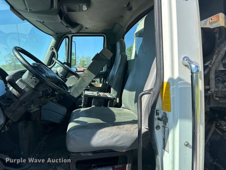 image for item FC2518 2005 International 4200 street sweeper truck