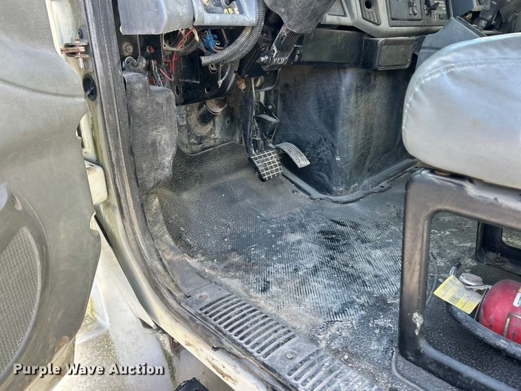 image for item FC2518 2005 International 4200 street sweeper truck