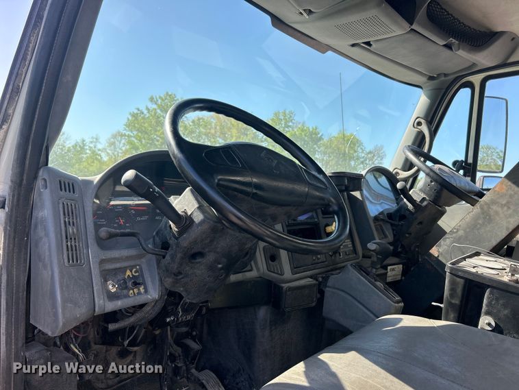 image for item FC2518 2005 International 4200 street sweeper truck