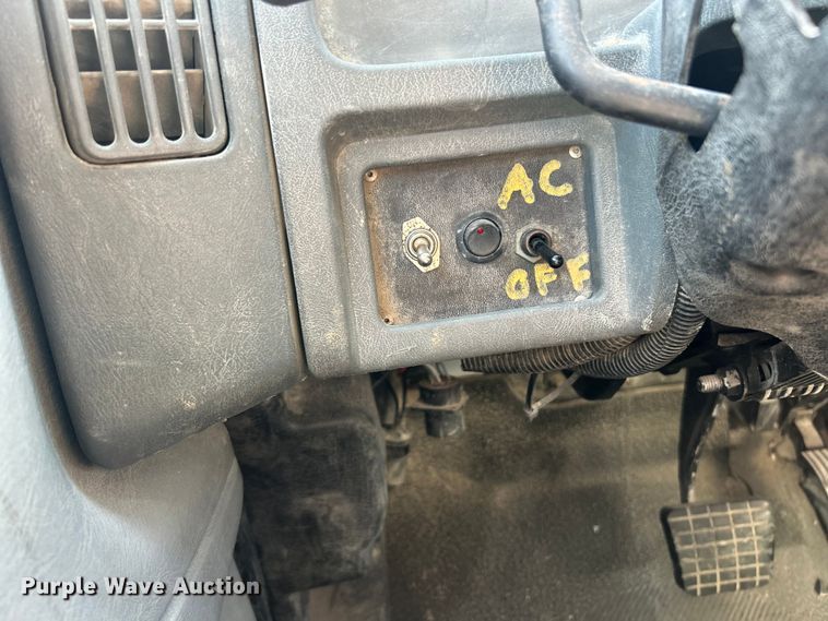 image for item FC2518 2005 International 4200 street sweeper truck