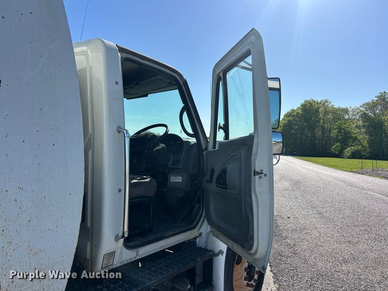 image for item FC2518 2005 International 4200 street sweeper truck