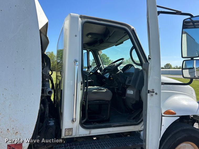 image for item FC2518 2005 International 4200 street sweeper truck