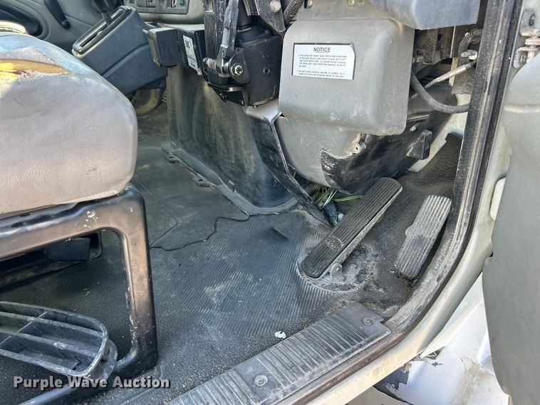 image for item FC2518 2005 International 4200 street sweeper truck