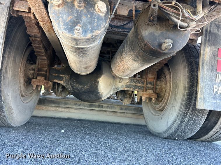 image for item FC2518 2005 International 4200 street sweeper truck