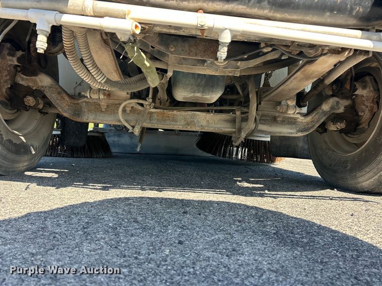 image for item FC2518 2005 International 4200 street sweeper truck