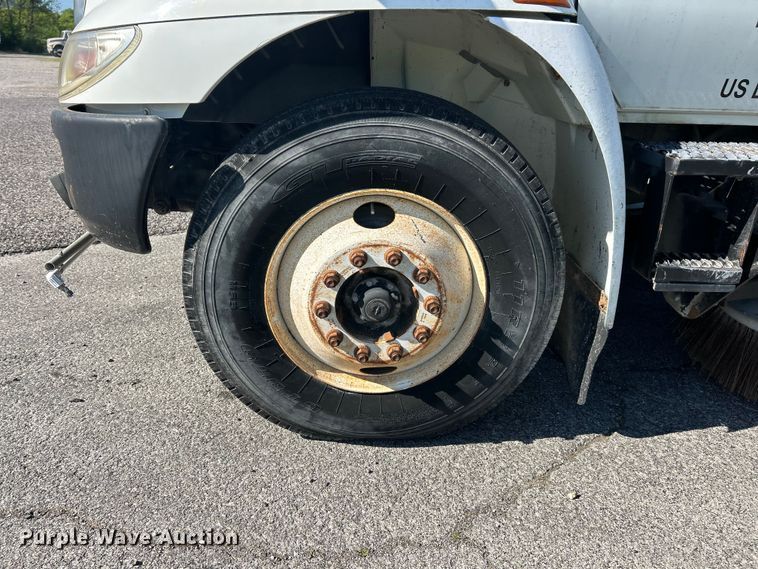 image for item FC2518 2005 International 4200 street sweeper truck