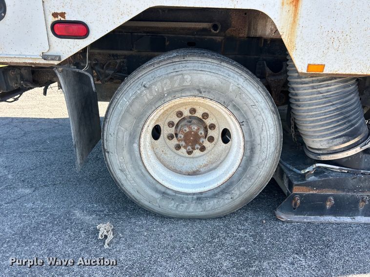 image for item FC2518 2005 International 4200 street sweeper truck