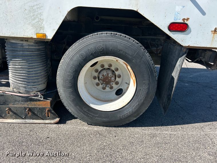 image for item FC2518 2005 International 4200 street sweeper truck