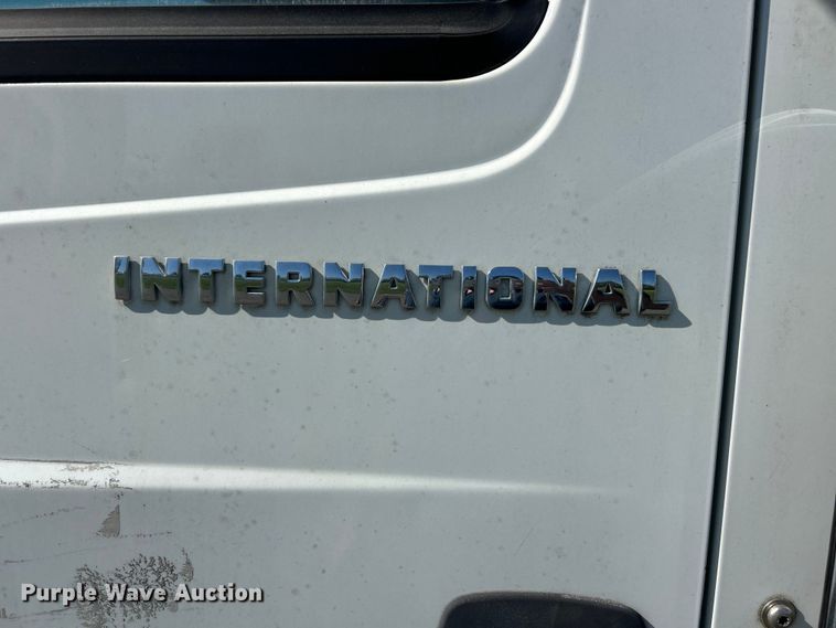 image for item FC2518 2005 International 4200 street sweeper truck