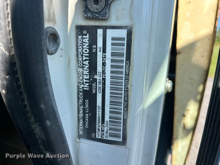 image for item FC2518 2005 International 4200 street sweeper truck