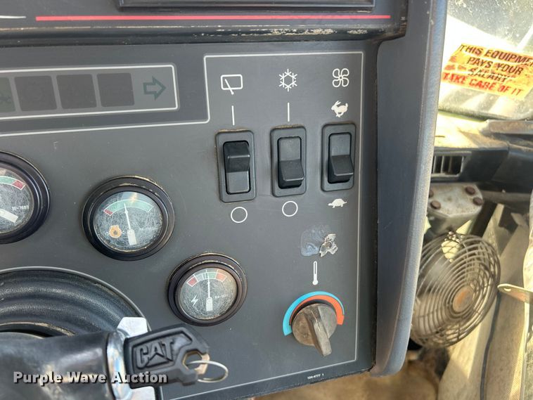 image for item FC2520 1995 Caterpillar Challenger DV87 tractor