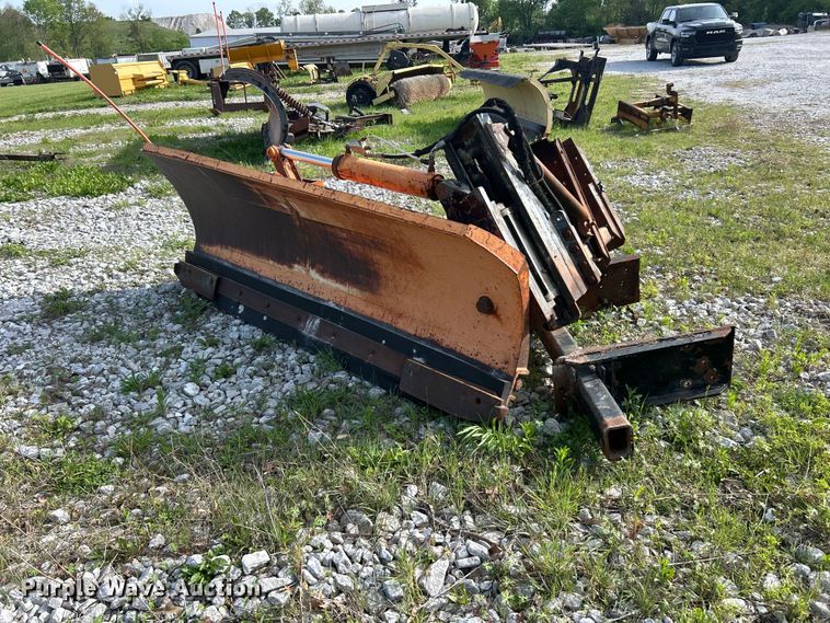 image for item FC2558 Henke 9' W wing plow