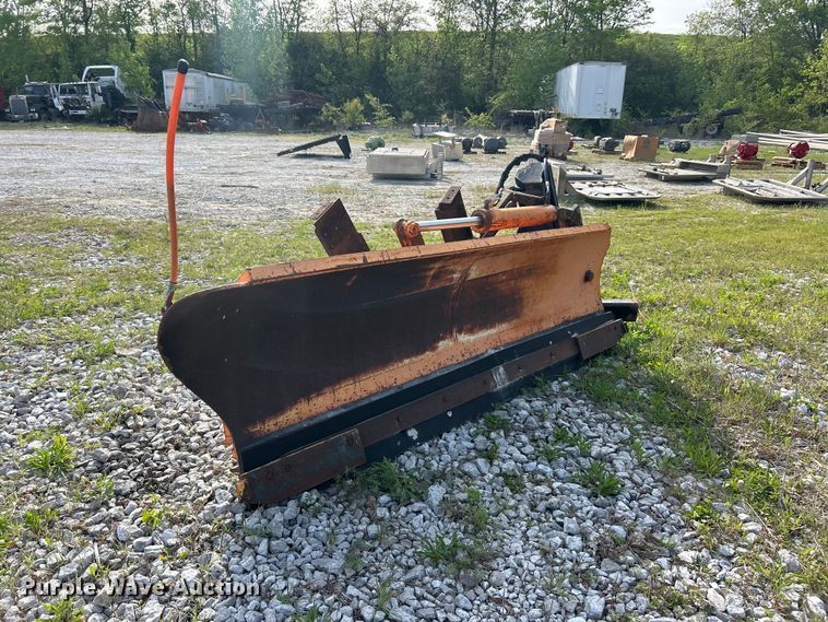 image for item FC2558 Henke 9' W wing plow