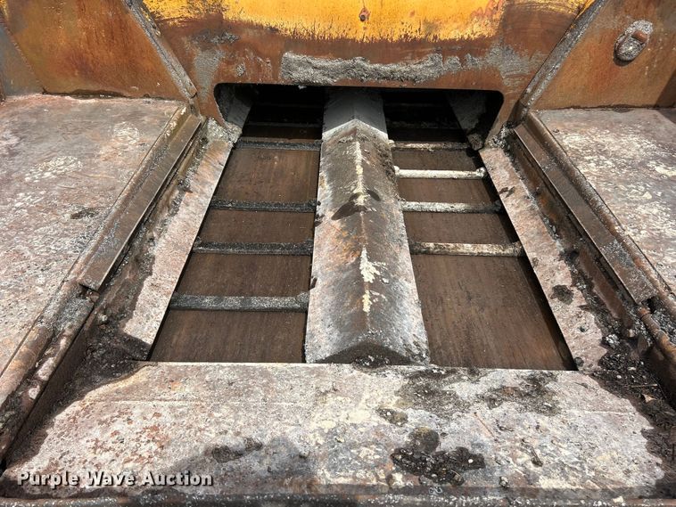 image for item FC2573 1999 Blaw-Knox PF-5510 paver