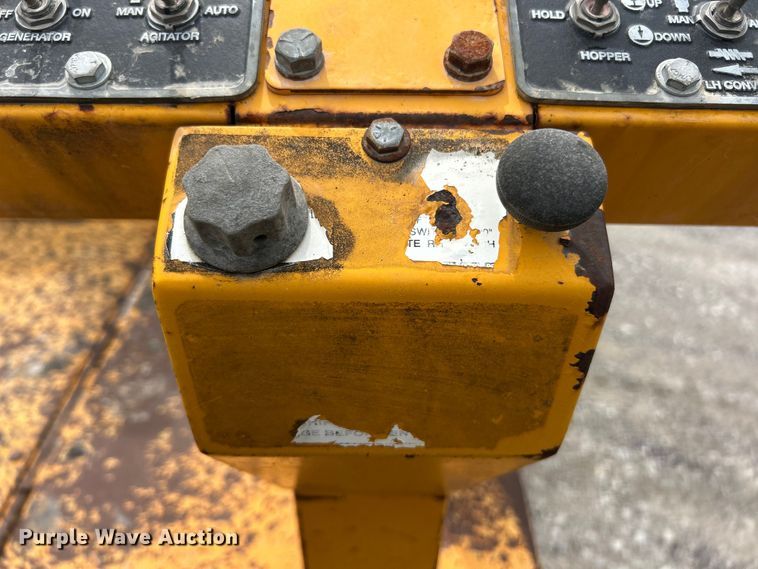 image for item FC2573 1999 Blaw-Knox PF-5510 paver